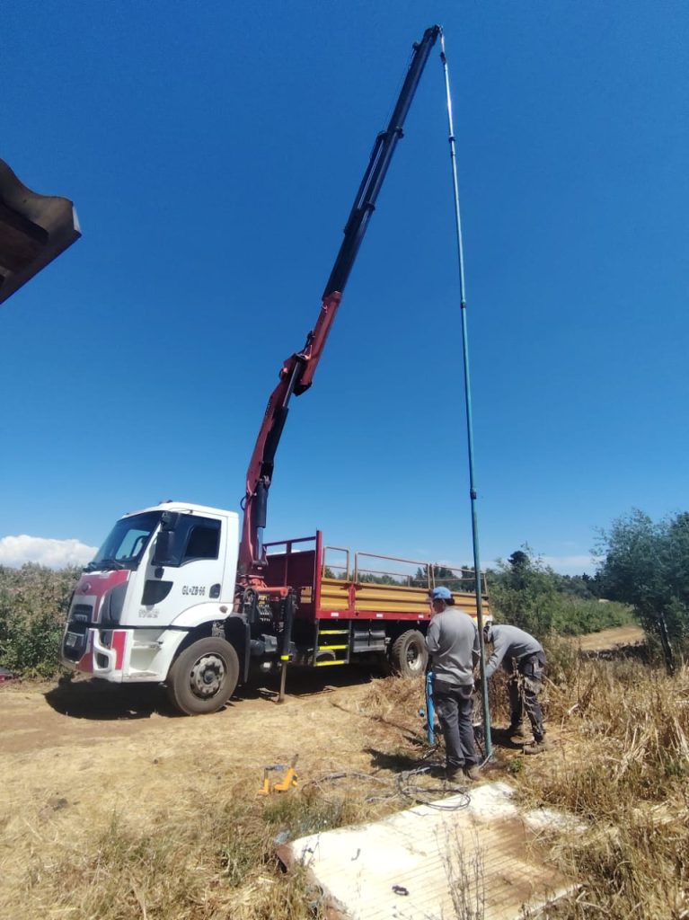 Traslado y montaje de postes de hormigón