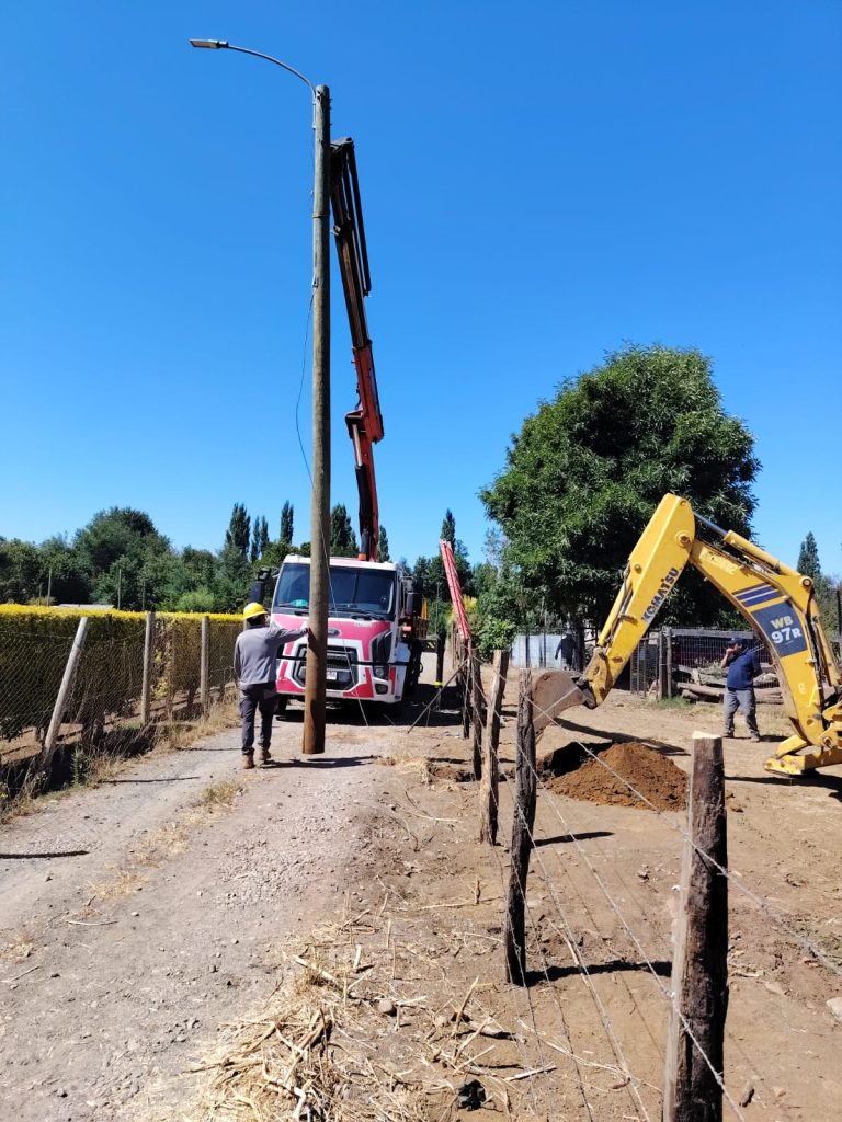 Traslado y montaje de postes de hormigón