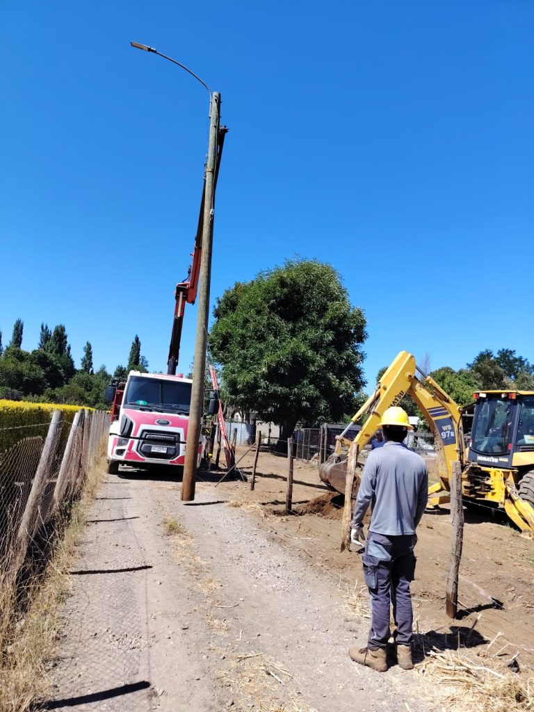 Traslado y montaje de postes de hormigón